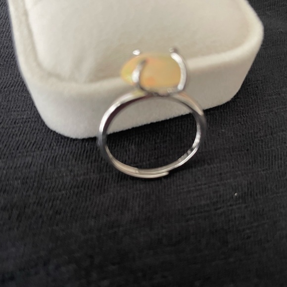 Opal ring set in .925 silver. Ring is adjustable. - Picture 4 of 8